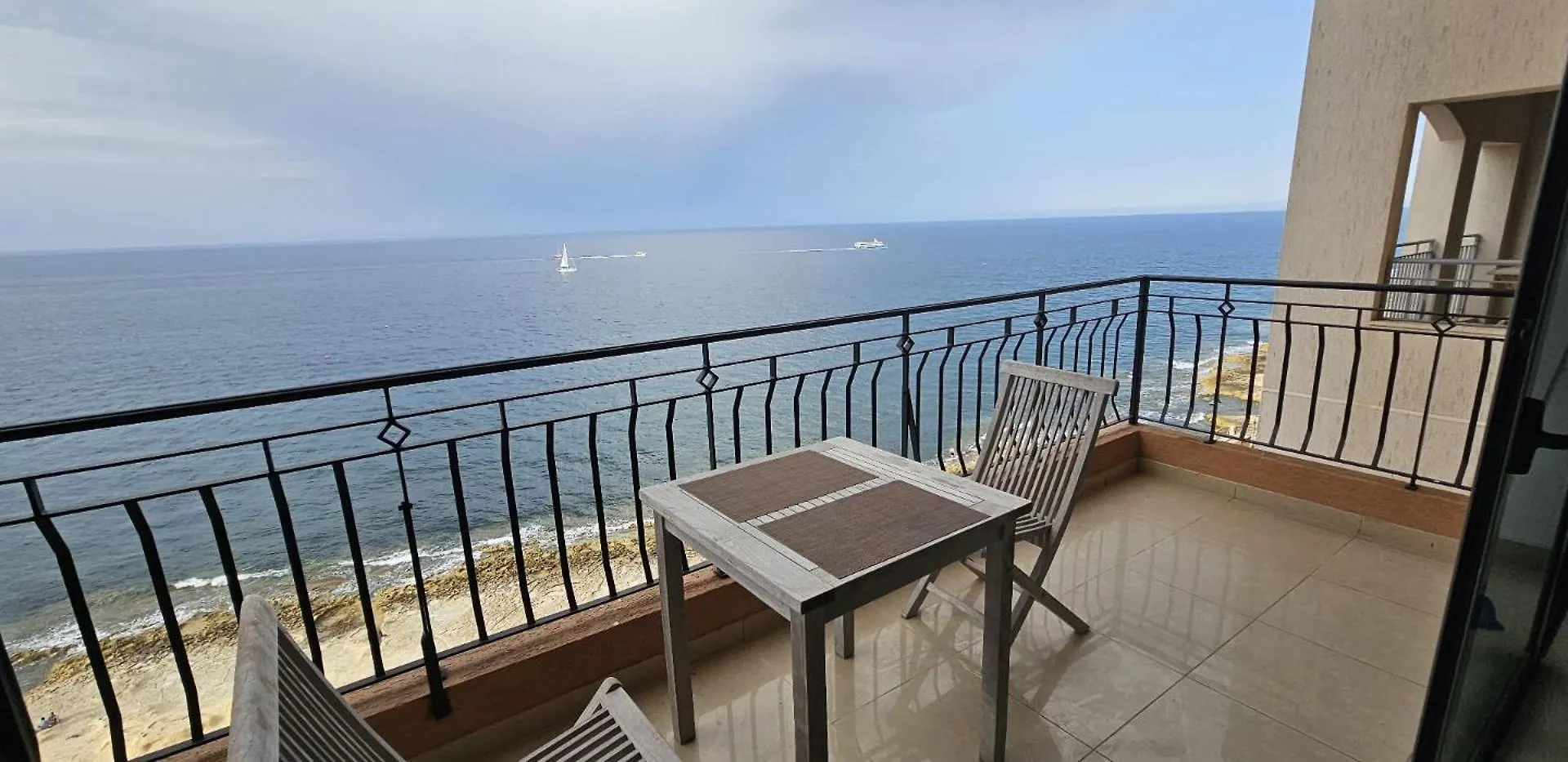 Seaview 3 Bedrooms In Balluta Beach Sliema